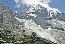 Emma & Maxi am Eigergletscher, dahinter der 4109m hohe Mönch