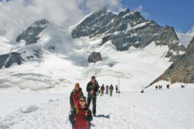 Die 4erseilschaft auf dem Weg zur 3650m hoch gelegenen Mönchsjochhütte. Im Hintergrund v.l.n.r. Rottalhorn & -sattel & die 4158m hohe Jungfrau