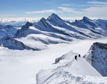 Vom Gipfelgrat des Mönches: v.l.n.r. Walcherhorn (3692m), Nordwestgrat zum Gross-Fiescherhorn (4049m),
Hinter-Fiescherhorn (4025) mit Finsteraarhorn dahinter (4274m, höchster Gipfel der Berner Alpen), Großgrünhorn (4043m)