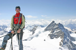 Katja auf dem Gipfel des Mönches, im Hintergrund die Jungfrau